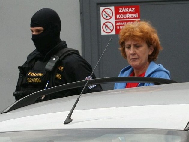 Policie vede obviněnou sestru z Rumburku od soudu 