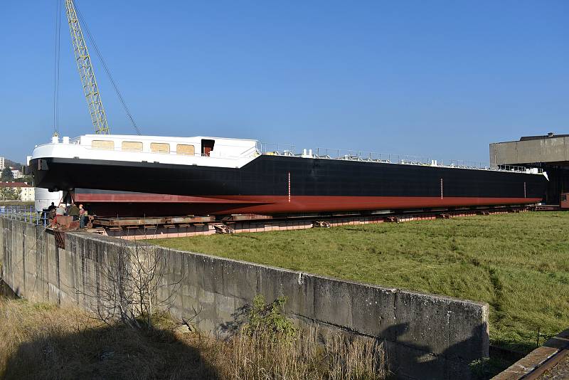 V děčínských loděnicích v Křešicích spustili na vodu nový tanker Trivento.