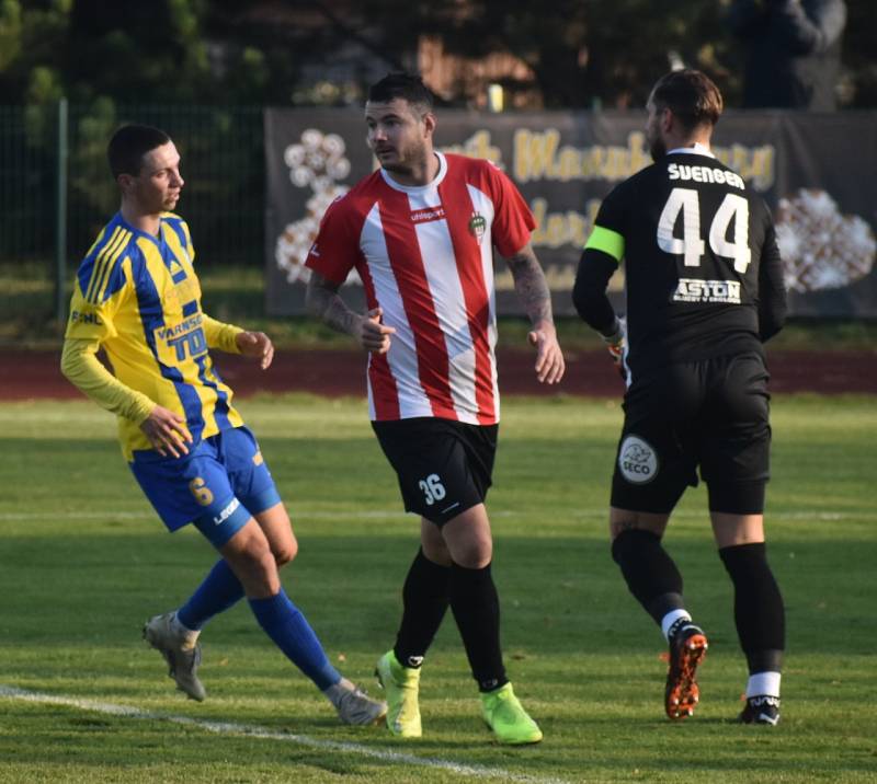 Fotbalisté Varnsdorfu (žlutomodré dresy) doma prohráli 1:3 se Žižkovem.