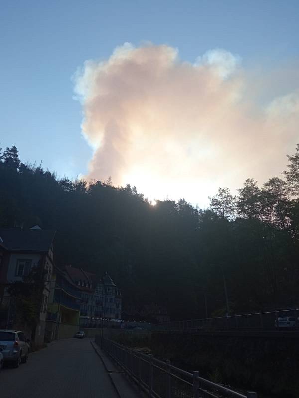Požár lesa nedaleko Pravčické brány.