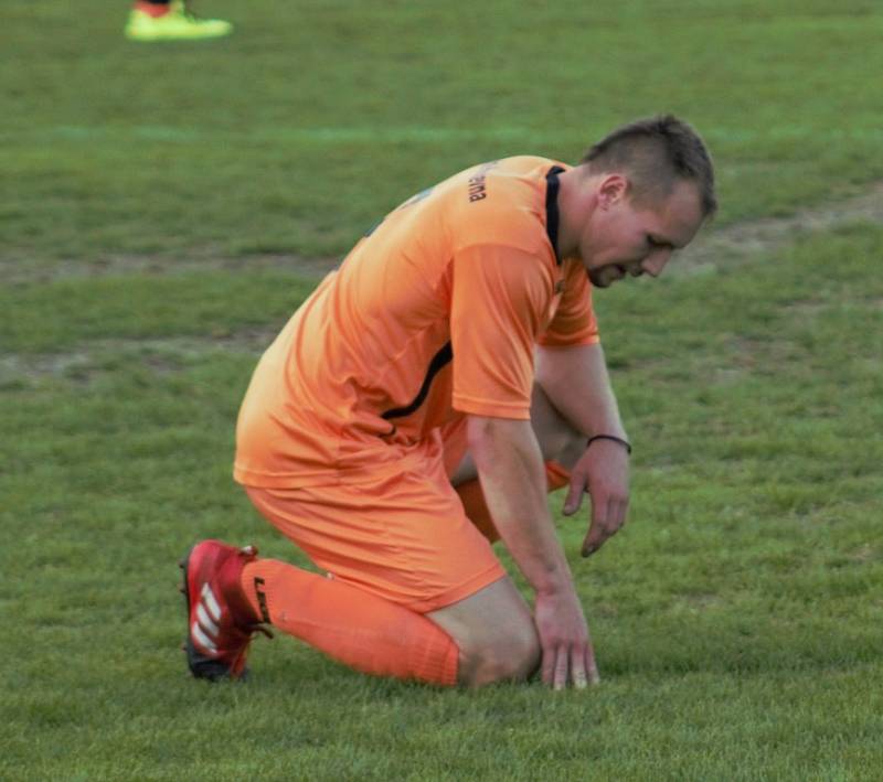 JIŘETÍN POD JEDLOVOU (pruhované dresy) doma porazil Dolní Poustevnu 3:1.