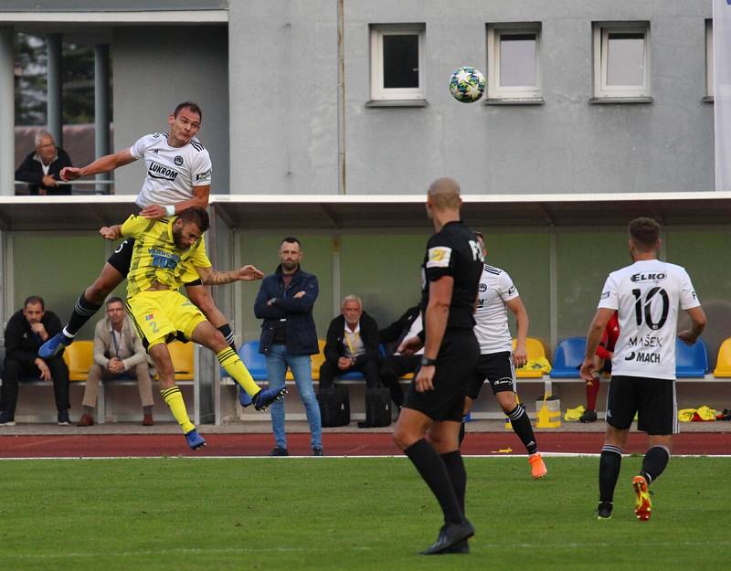 VELKÁ ŠKODA. Fotbalisté Varnsdorfu (ve žlutém) po dobrém výkonu prohráli se Zlínem 1:2.