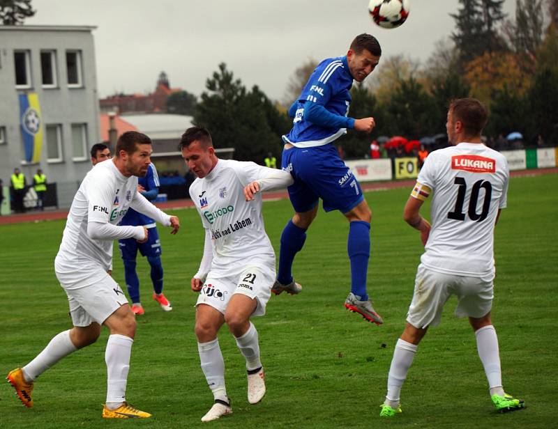 DERBY. Fotbalisté Varnsdorfu (v modrém) doma porazili Ústí nad Labem 1:0.