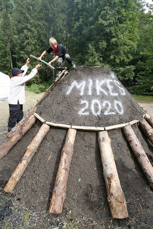 U Dolského mlýna na Jetřichovicku proběhlo tradičně zapálení uhlířského milíře.