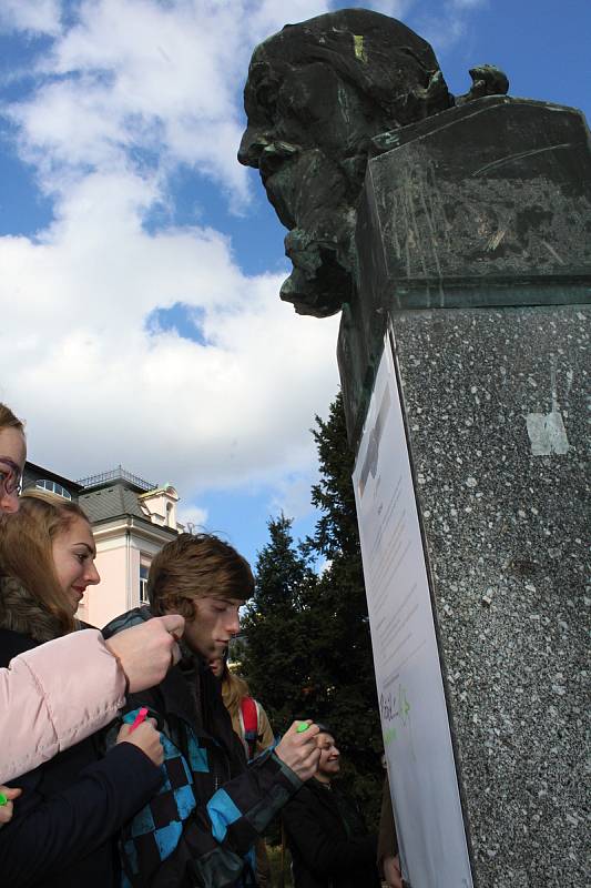 Protest VyjdiVen studentů děčínského gymnázia a obchodní akademie.