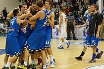 RADOST basketbalistů USK Praha. Jako první loupili v Děčíně.