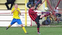 DEBAKL. Union Děčín (pruhované dresy) prohrál v Českých Kopistech 1:6.