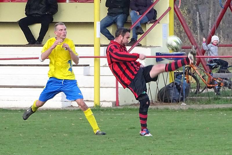 DEBAKL. Union Děčín (pruhované dresy) prohrál v Českých Kopistech 1:6.