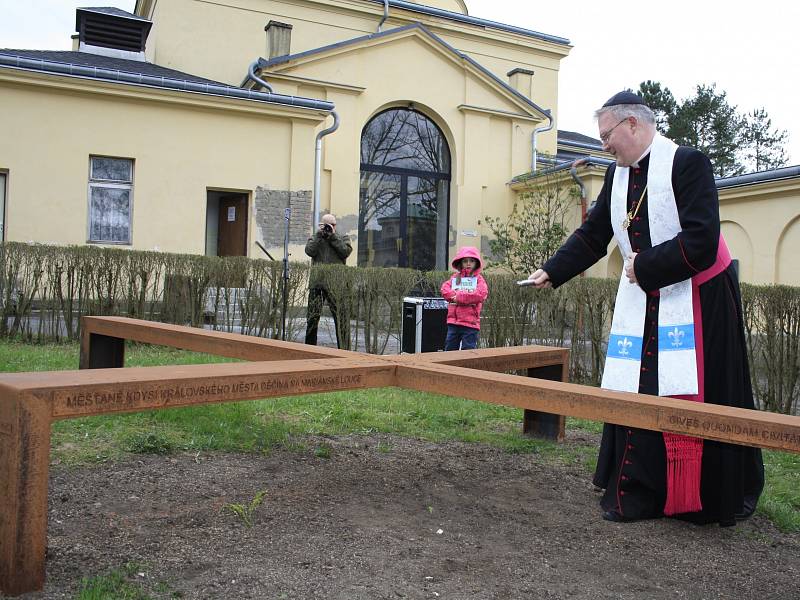 Pomník se dočkal požehnání v pátek večer. 