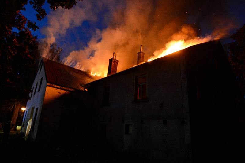 Požár střechy opuštěného domu v ulici U parku v Rumburku.