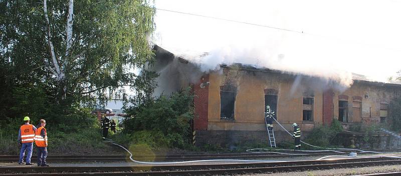 Požár skladiště na východním nádraží v Děčíně. 