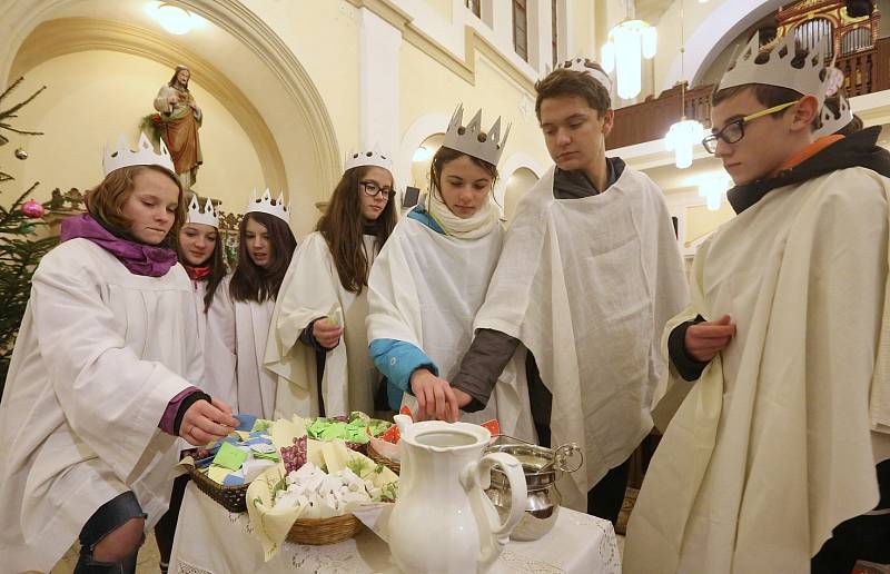 Během mše požehnal koledníkům kněz František Jirásek v podmokelském kostele svatého Františka z Assisi na Husově náměstí.