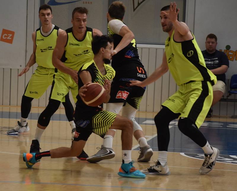 Basketbalisté Děčína narazili v dalším přípravném utkání na Ústí nad Labem. Sluneta naopak odehrála první přátelský zápas v rámci letní přípravy.