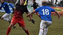 VÍTĚZSTVÍ. Fotbalisté Šluknova (v modrém) porazili Liběšice 4:1. Tři body věnovali nemocnému trenérovi Gallovi.