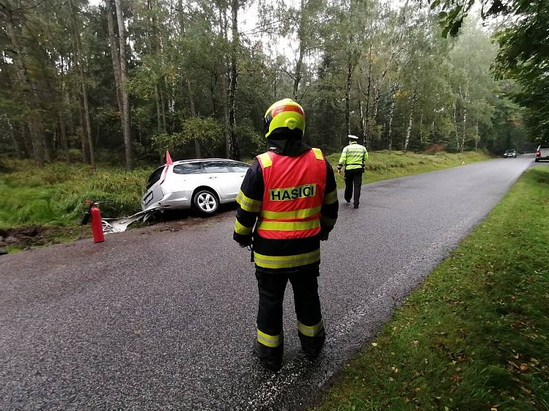 Řidič jedoucí z Maxiček na Sněžník havaroval a skončil mimo silnici.