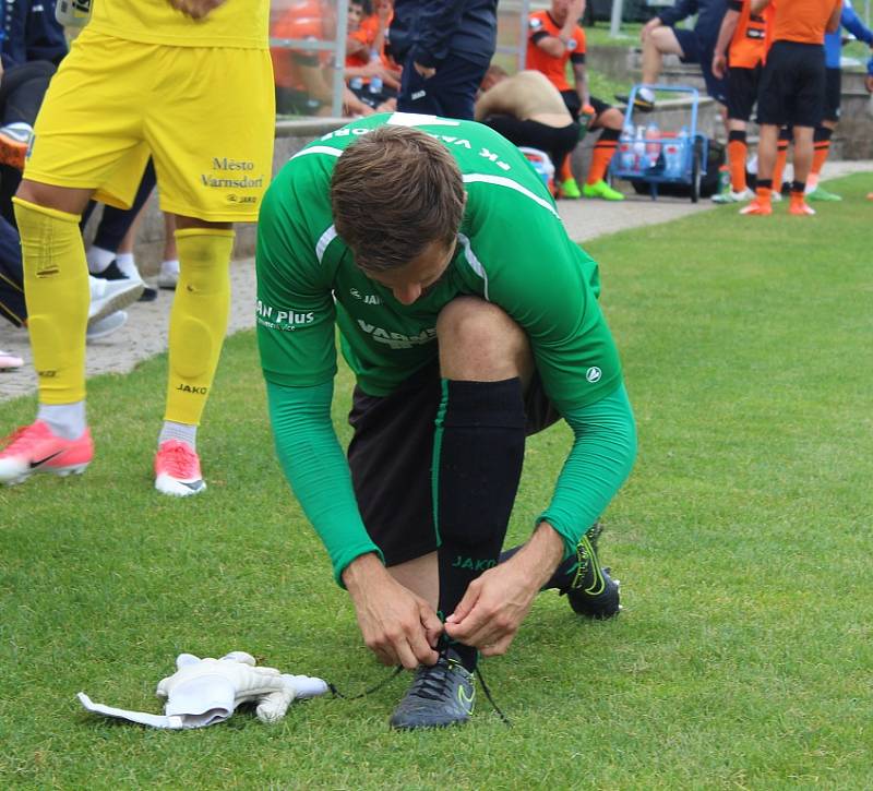 FOTBALISTÉ VARNSDORFU (ve žlutém) porazili juniorku Liberce 7:2. 