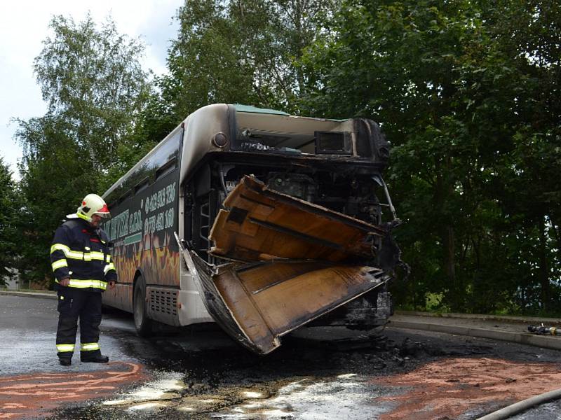 Požár zničil v Děčíně autobus