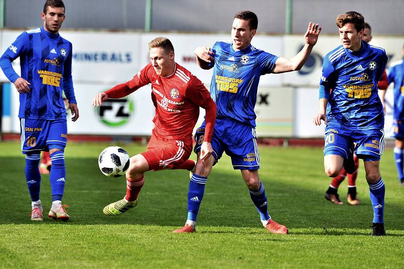 PORÁŽKA. Varnsdorf (v modrém) prohrál 0:2 v Třinci.