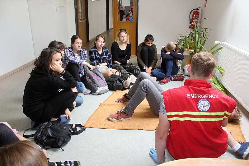 Studenti zdrávky učili gymnazisty první pomoc.