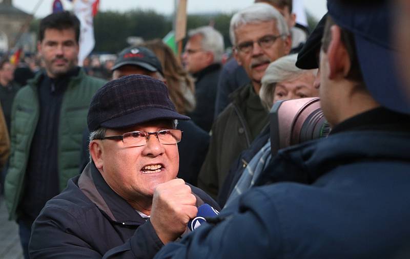 Demonstrace v Drážďanech proti uprchlíkům. 