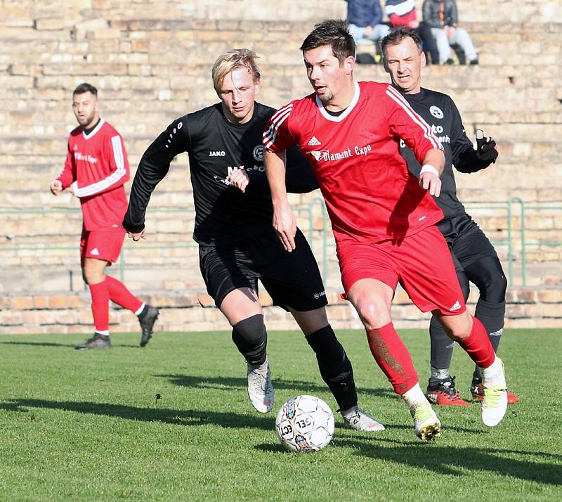 PORÁŽKA. Česká Kamenice (v černém) prohrála 1:3 v Neštěmicích.