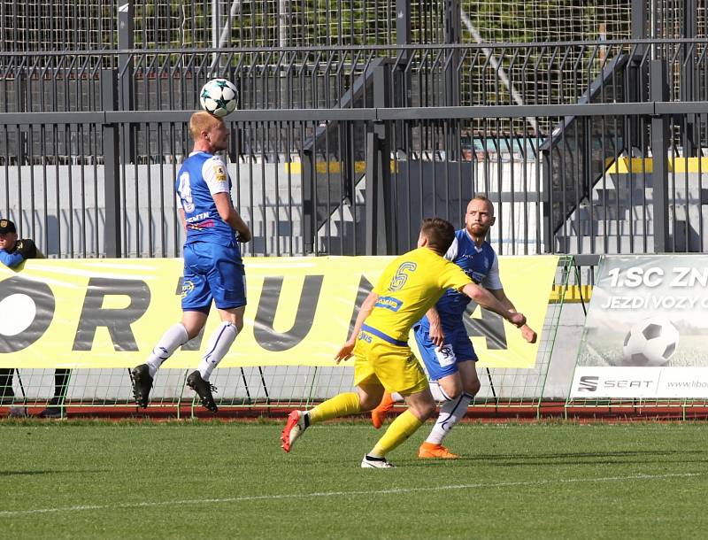 VARNSDORF (ve žlutém) vyhrál ve Znojmě 2:0.