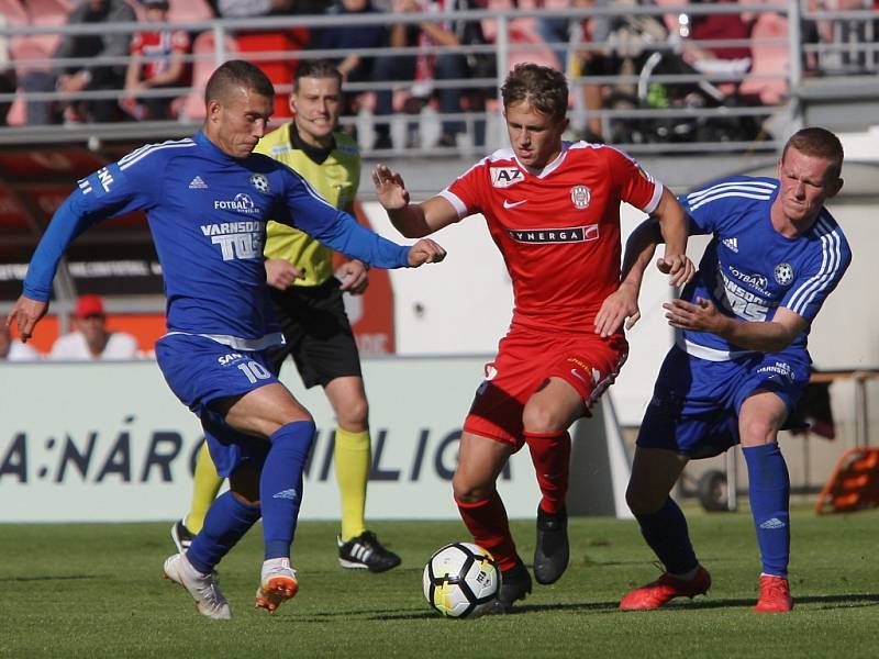 BOD. Fotbalisté Varnsdorfu (v modrém) vybojovali v Brně remízu 0:0.