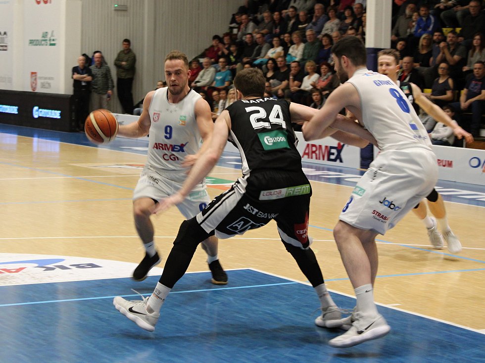 Děčínský deník | Basketbalové utkání mezi BK Armex Děčín a ČEZ Basketball  Nymburk | fotogalerie