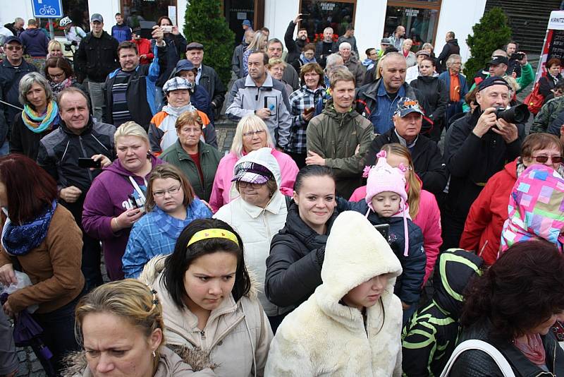 Cestovatelé z Krásné Lípy se vrátili po dvou letech domů. Čekalo je velkolepé uvítání. 