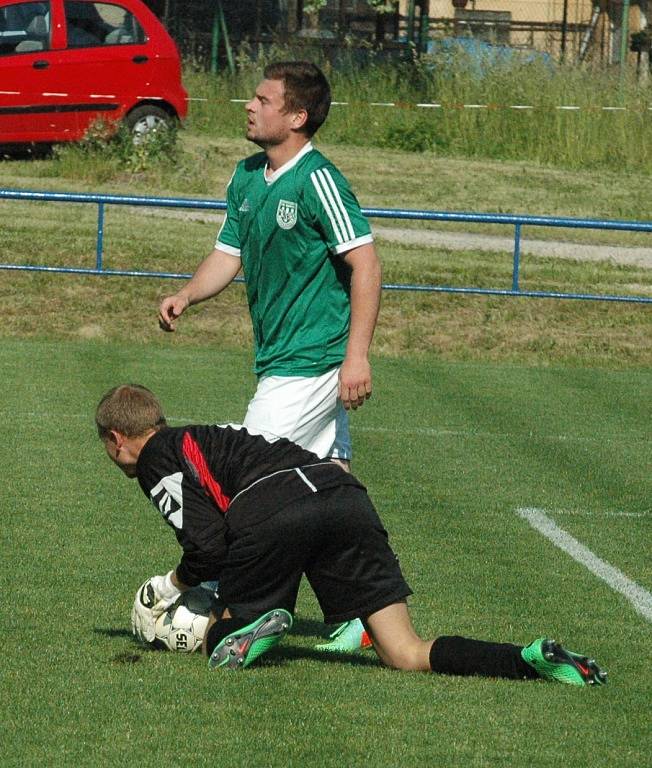 ČESKÁ KAMENICE (oranžové dresy) porazila Pokratice 3:1.