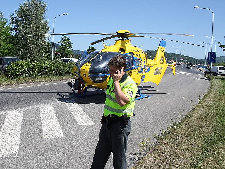 Dopravní nehoda - střet motorkáře s odtahovou službou.