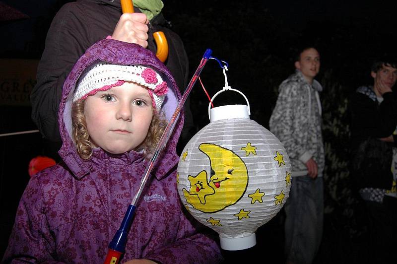 Děčín rozsvítil ohňostroj, lidé lampiony