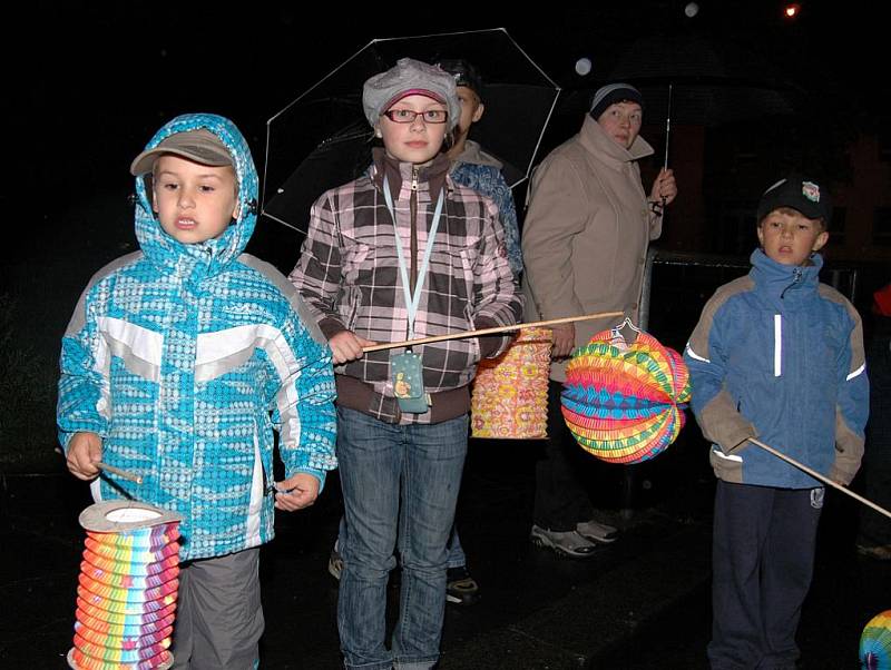 Děčín rozsvítil ohňostroj, lidé lampiony