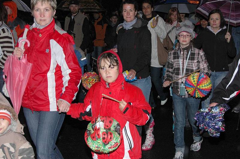 Děčín rozsvítil ohňostroj, lidé lampiony