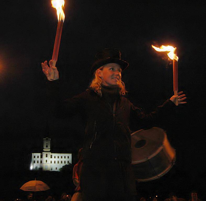 Děčín rozsvítil ohňostroj, lidé lampiony