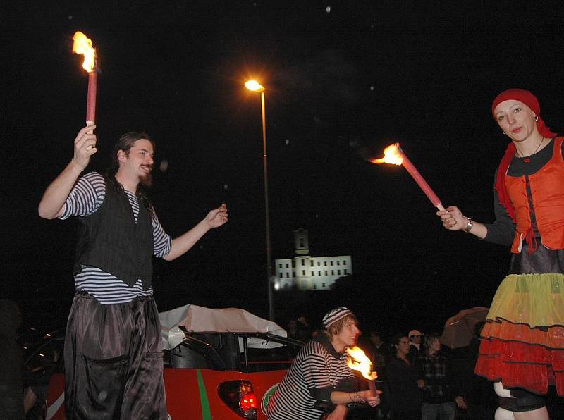 Děčín rozsvítil ohňostroj, lidé lampiony