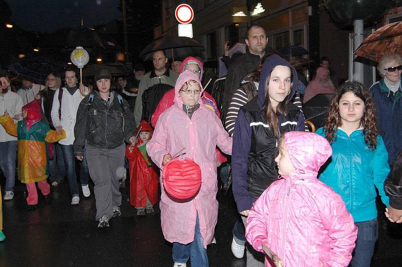 Děčín rozsvítil ohňostroj, lidé lampiony