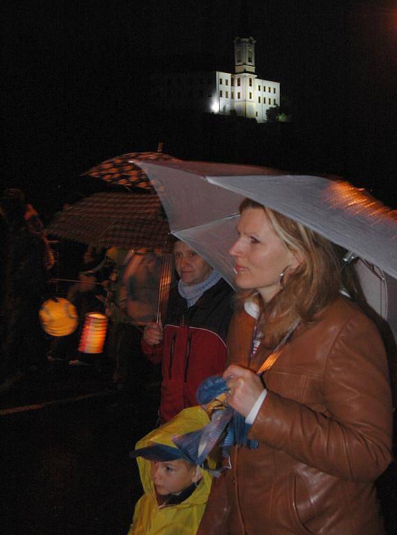 Děčín rozsvítil ohňostroj, lidé lampiony