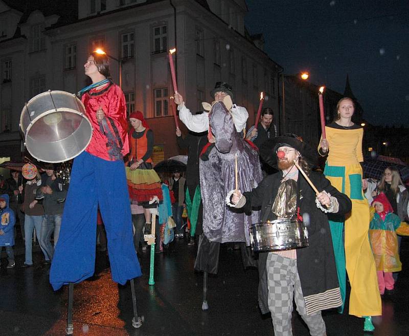 Děčín rozsvítil ohňostroj, lidé lampiony