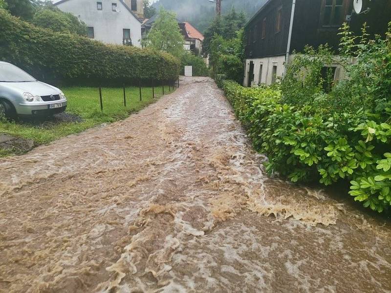 Proudy vody zasáhly také Dolní Žleb.