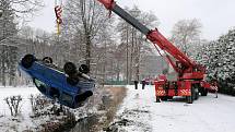 Husté sněžení zapříčinilo na Děčínsku hned několik dopravních nehod. Hasiči museli vyprošťovat havarované auto například v obci Janská.