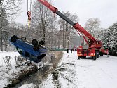 Husté sněžení zapříčinilo na Děčínsku hned několik dopravních nehod. Hasiči museli vyprošťovat havarované auto například v obci Janská.