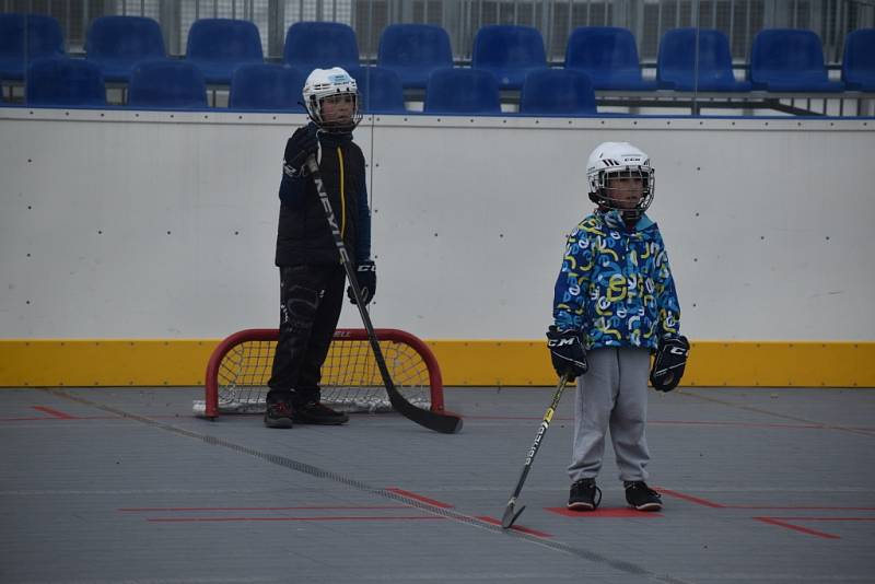 Malí hokejisté trénují na hokejbalovém hřiště, které je vedle zimního stadionu.