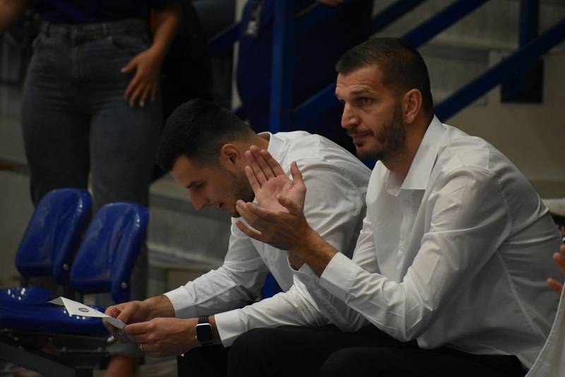 Porážka. Děčínští basketbalisté na vlastní palubovce podlehli Ostravě.