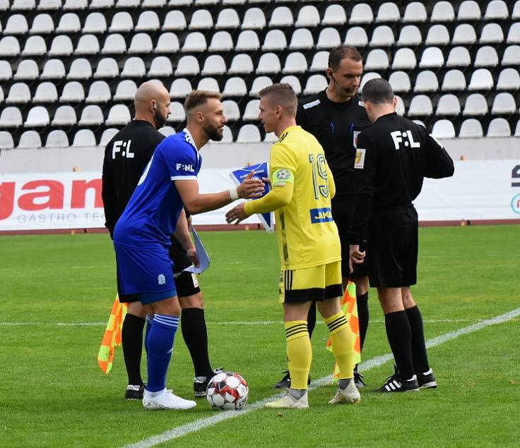 DALŠÍ PORÁŽKA. Varnsdorf (ve žlutém) prohrál s Vyšehradem 1:3.