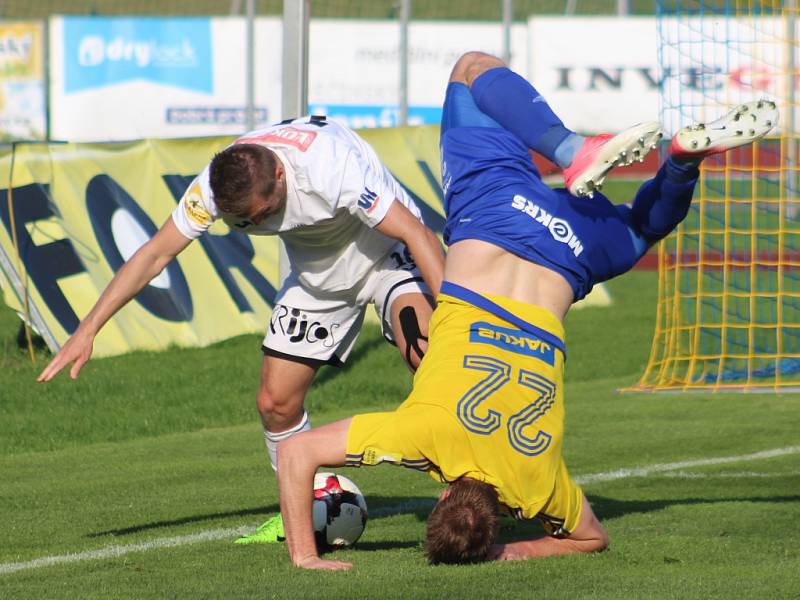 DERBY. Varnsdorf (ve žlutém) hostil v derby Ústí nad Labem.