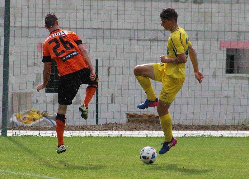 FOTBALISTÉ VARNSDORFU (ve žlutém) porazili juniorku Liberce 7:2. 