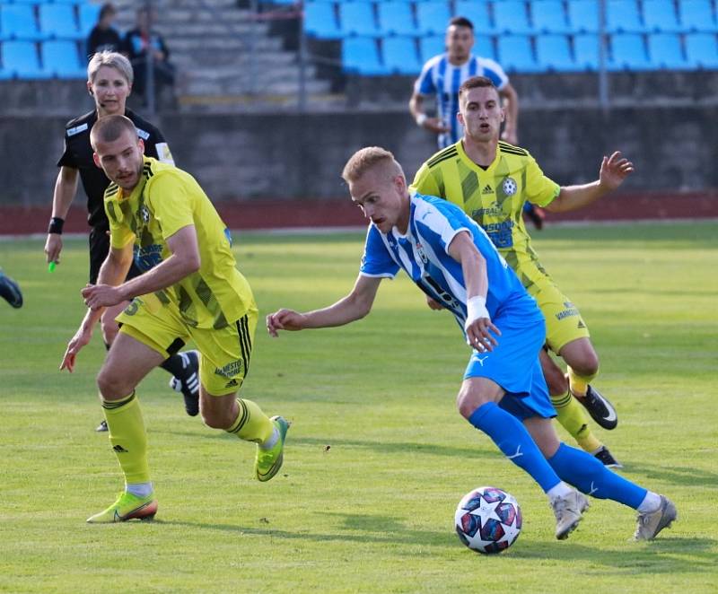 Důležitá výhra! Fotbalisté Varnsdorfu (ve žlutém) doma porazily poslední Vítkovice 3:1.