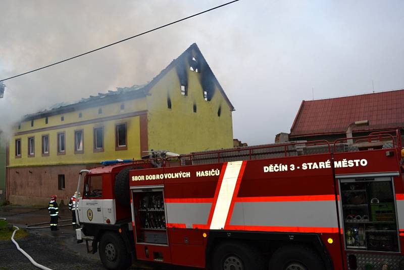 V Malé Veleni shořel dům, silnice na Českou Lípu je uzavřená