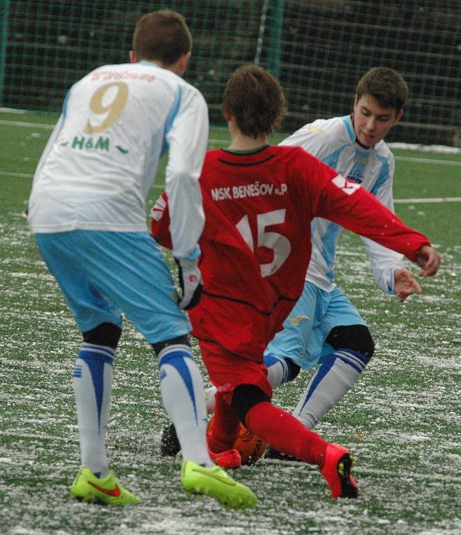 OSM BRANEK padlo v zápase dorostu FK Junior Děčín (pruhované dresy) a fotbalistů MSK Benešov nad Ploučnicí. Nakonec se v tomto utkání zrodila remíza 4:4. 